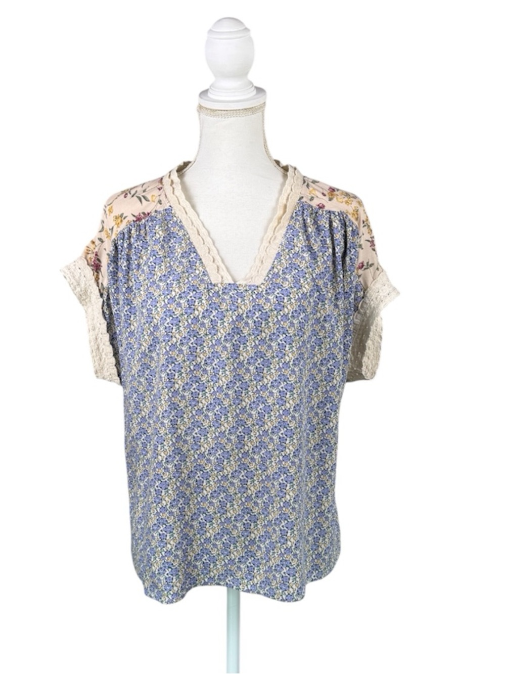 Easel Mixed-Print Floral Top V- Neck Lace Trim Size Medium